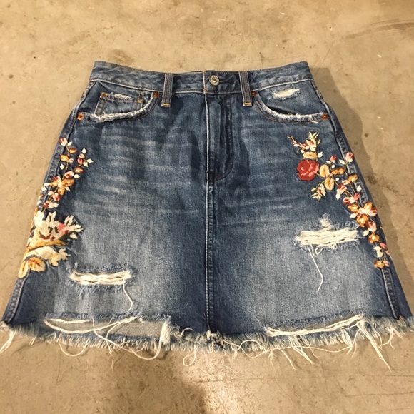 Abercrombie & Fitch Dresses & Skirts - A&F embroidered denim mini skirt Sz 00
